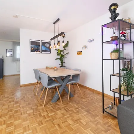 Bright Urban Retreat With Balcony, Workspace, Parking Lägenhet *