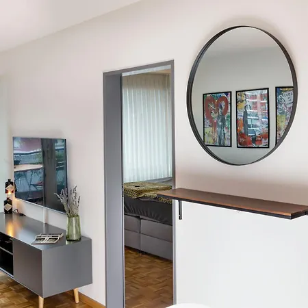 Bright Urban Retreat With Balcony, Workspace, Parking Lägenhet