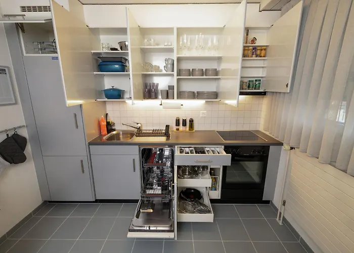 Bright Urban Retreat With Balcony, Workspace, Parking Lägenhet