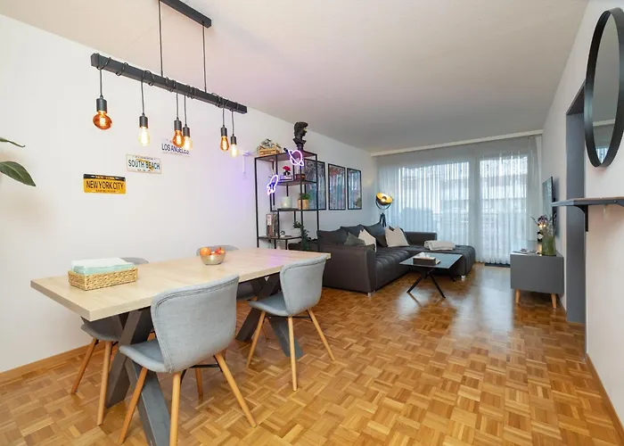 Bright Urban Retreat With Balcony, Workspace, Parking 公寓 苏黎世