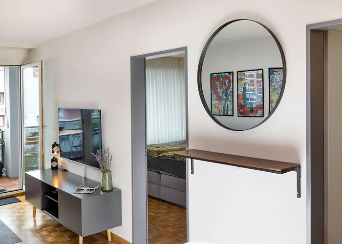 Bright Urban Retreat With Balcony, Workspace, Parking Apartament