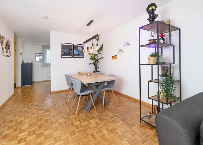 Bright Urban Retreat With Balcony, Workspace, Parking 아파트 *