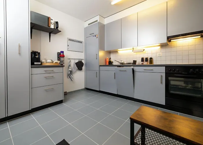 아파트 Bright Urban Retreat With Balcony, Workspace, Parking